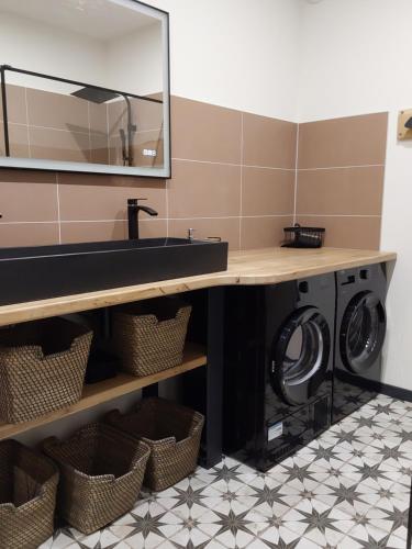 A bathroom at Au Paradis du Loft Joyeux