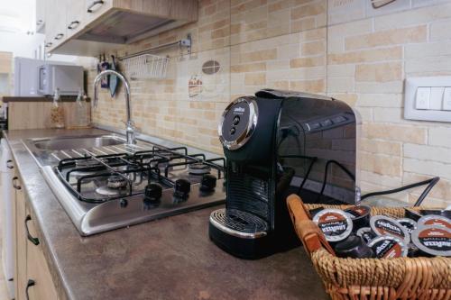 una macchinetta del caffè seduta sopra un fornello in cucina di La Casetta a Cagliari
