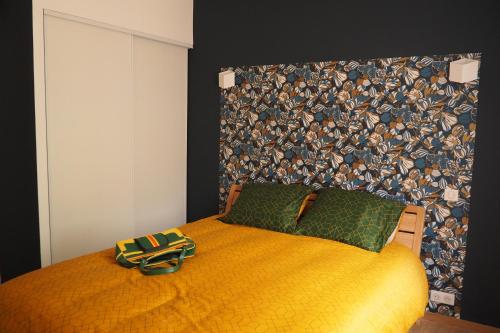 Un pat sau paturi într-o cameră la Maison Le Grand Verger