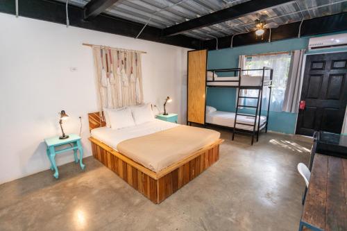 een slaapkamer met een bed en een stapelbed met een ladder bij Selina Santa Teresa North in Santa Teresa Beach