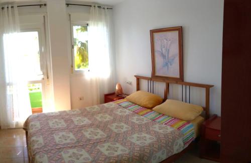 サン・イシドロにあるApartment Tenerife Sur San Isidroのベッドルーム1室(ベッド1台付)が備わります。壁に絵が飾られています。