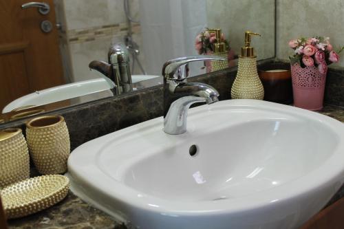 Ванная комната в Newly furnished One Bedroom Apartment next to Metro & Beach in Marina Residence