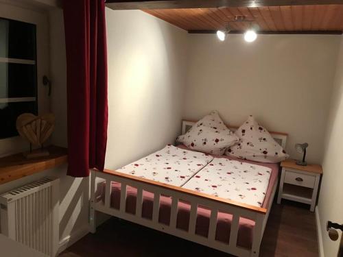 a small bedroom with a bed in a room at Dat ole Diekhus in Neuendorf-Sachsenbande