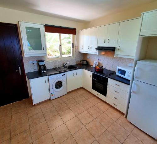 Virtuvė arba virtuvėlė apgyvendinimo įstaigoje Lovely 2 bedroom apartment A206, 800m to the sea
