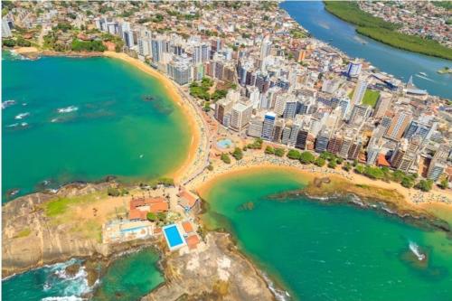 Casa Super Agradavel, 250 metros da praia da Areia Preta, cinco quartos com ar, wifi, garagem, compl