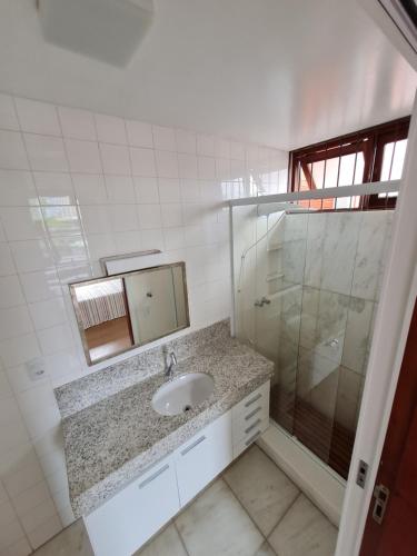 Ett badrum på Casa Super Agradável, 250 metros da praia da Areia Preta, cinco quartos com ar, wifi, garagem, completa
