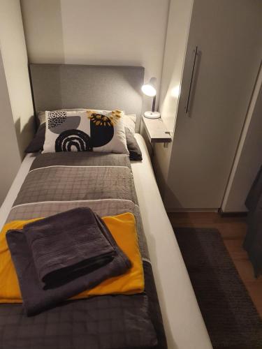 1 dormitorio con 1 cama con toallas en Leon2 en Linz