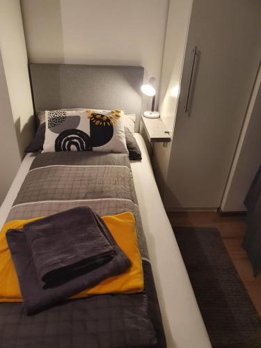 een slaapkamer met een bed met handdoeken erop bij Leon2 in Linz