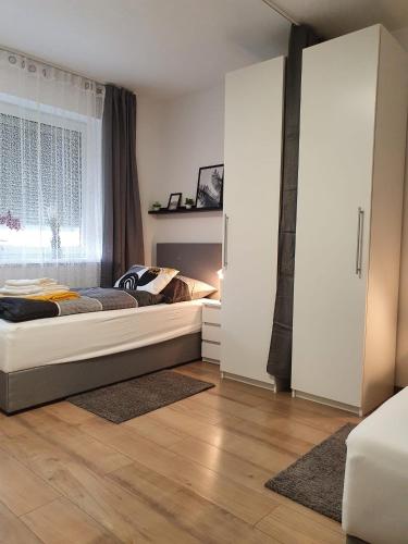 1 dormitorio con 2 camas y ventana en Leon2 en Linz