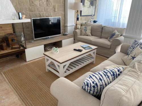 A television and/or entertainment centre at Casa 24