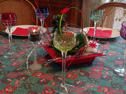 einen Tisch mit Weingläsern auf dem Tisch in der Unterkunft Chambres d'hotes Coeur de Sundgau in Leymen