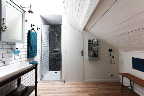 a bathroom with a shower and a sink at Une Odeur de Tilleul in Montbrison