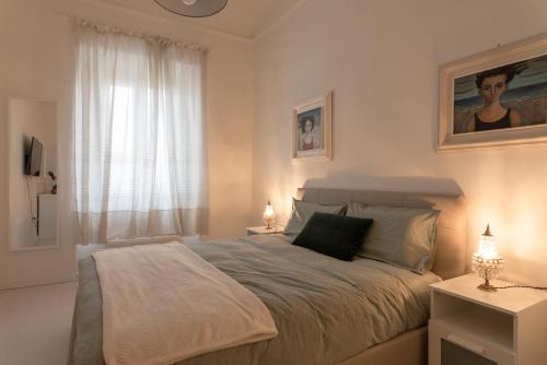 A bed or beds in a room at Gallery Art Apartment in San Frediano
