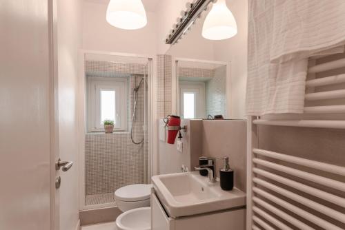 A bathroom at Gallery Art Apartment in San Frediano