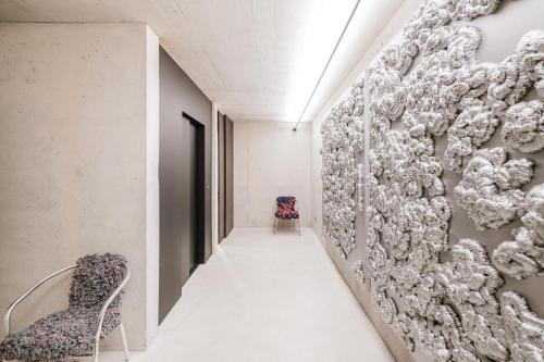 um corredor com uma parede de bolas em Hotel Hurtmuehle Kronblick em San Lorenzo di Sebato