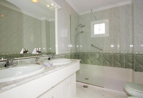 a bathroom with a sink and a shower and a toilet at Casa Mcelroy in Tías