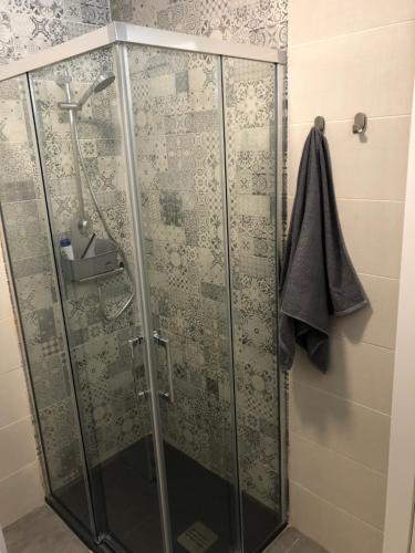 een douche met een glazen deur in de badkamer bij Studio Infinity Sea in Aguadulce