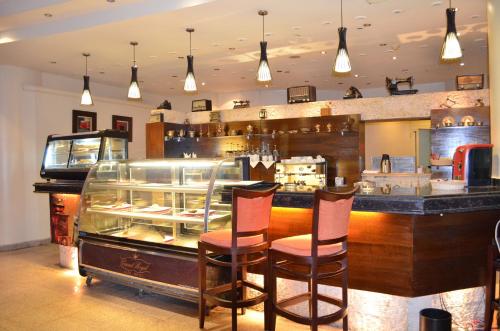 Restoran atau tempat lain untuk makan di Cherry Maryski Hotel