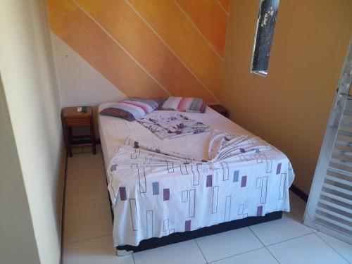 a small bedroom with a bed in a room at Suite Casal Morro De São Paulo 50 mt da 2' Praia in Cayru
