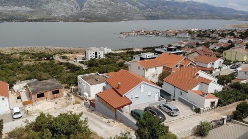 una vista aérea de una ciudad con casas y un lago en Gavran Apartment Vinjerac, en Vinjerac