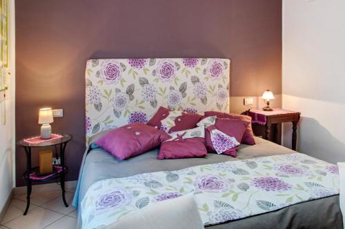 a bedroom with a bed with a floral headboard at Casa Vacanza IL NIDO in Berbenno di Valtellina