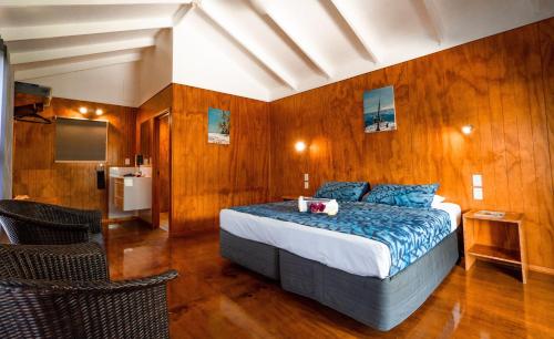 En eller flere senge i et værelse på Aitutaki Village