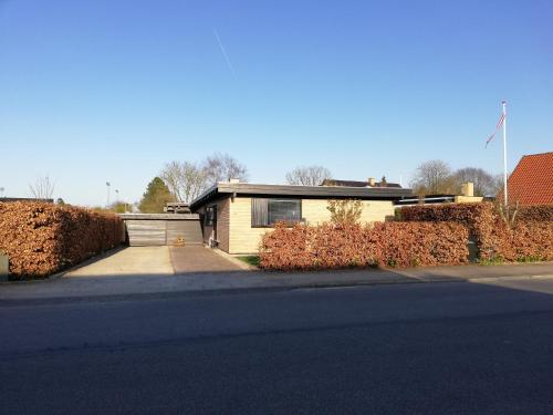 una casa al lado de una calle en Kløvermarken 14, en Herning