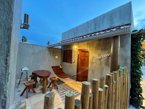 聖米格爾－杜斯米拉格里斯的住宿－Chalé Palhano Beach，一个小房子,设有门廊和木门