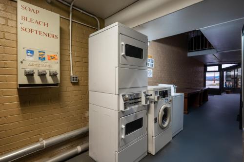Kuchyň nebo kuchyňský kout v ubytování Super 8 by Wyndham Perrysburg-Toledo