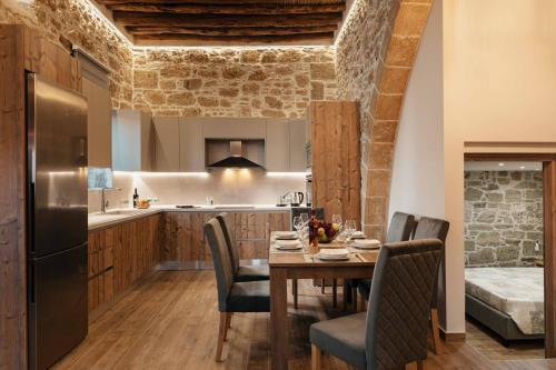 een keuken en eetkamer met een tafel en stoelen bij Villa Anaflo in Charaki