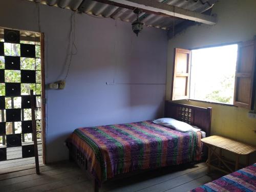 Giường trong phòng chung tại El Garaje Hostal