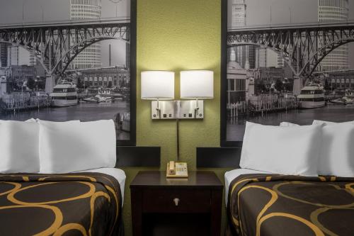 Postel nebo postele na pokoji v ubytování Super 8 by Wyndham Perrysburg-Toledo