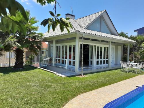 Villa mit Pool und Haus in der Unterkunft Casa da Piscina, Bento Gonçalves - Serra Gaúcha in Bento Gonçalves