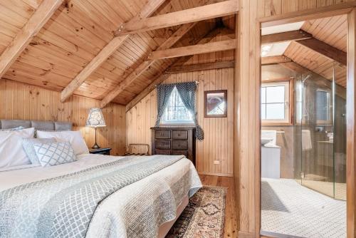 a bedroom in a log cabin with a bed at The Polish Place in Mount Tamborine