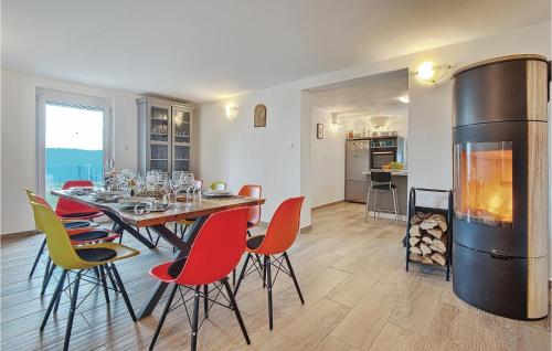 Kuchyň nebo kuchyňský kout v ubytování Three-Bedroom Holiday Home In Durdevac