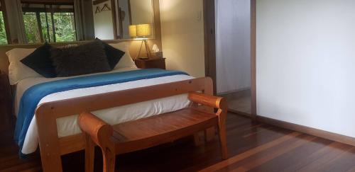 سرير أو أسرّة في غرفة في Samurai Beach Bungalows - Port Stephens YHA