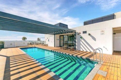 una piscina en la azotea de una casa en Modern Spacious City Pad with Rooftop Pool and Gym, en Sídney