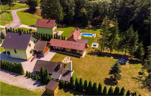 widok z lotu ptaka na dom z podwórkiem w obiekcie Lovely Home In Novo Zvecevo With Sauna w mieście Novo Zvecevo
