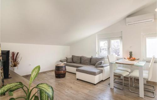 1 Bedroom Lovely Apartment In Pula