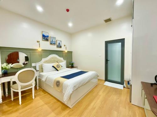a bedroom with a bed and a desk and a table at Khải Hoàn Hotel 2 in Bến Cát