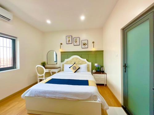 a bedroom with a large bed and a desk at Khải Hoàn Hotel 2 in Bến Cát