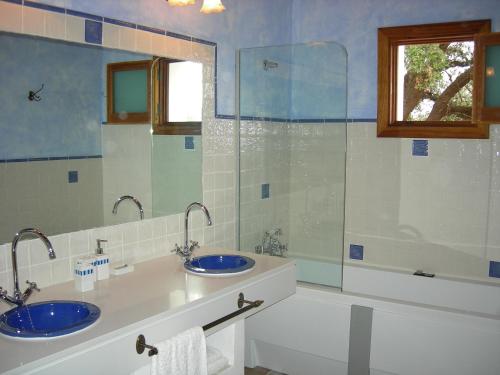 a bathroom with two sinks and a shower at Agroturismo Sa Vinya d'en Palerm in Sant Miquel de Balansat