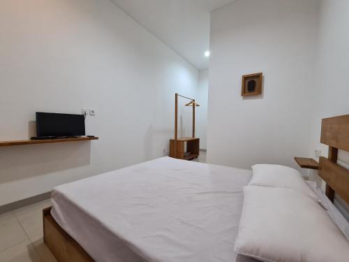 Postel nebo postele na pokoji v ubytování Graha Martadinata Syariah Mitra RedDoorz