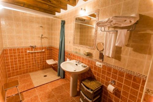 a bathroom with a sink and a shower and a toilet at Casa do Merlo in Barreiros