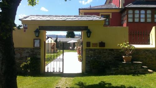 an entrance to a house with an open gate at Casa do Merlo in Barreiros
