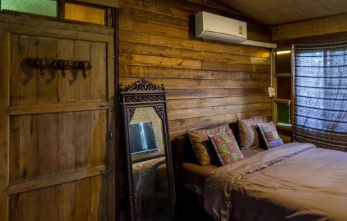 Ένα ή περισσότερα κρεβάτια σε δωμάτιο στο Stay with Brite The Home-stay in Chiang Mai