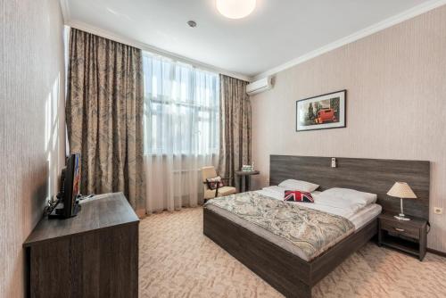 Ліжко або ліжка в номері Seven Inn Boutique Hotel