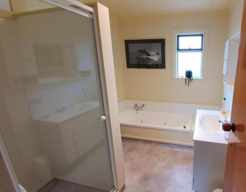 Ένα μπάνιο στο Ahuriri Escape - Home Away Home, Entire Bungalow