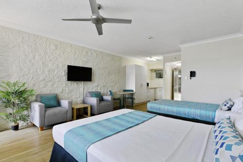TV a/nebo společenská místnost v ubytování K'gari Beach Resort
