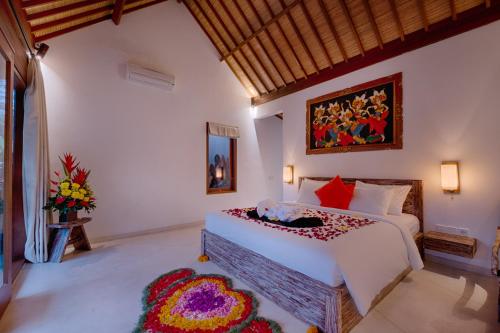 a bedroom with a large bed in a room at Villa Tegal Tis Ubud in Payangan